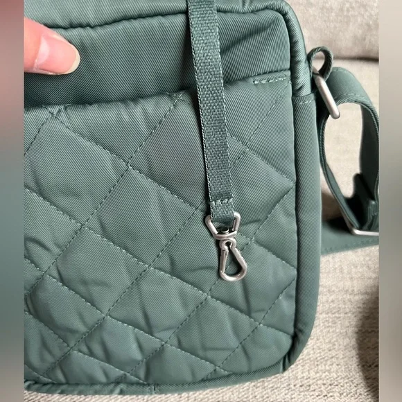 EUC Vera Bradley Crossbody in Olive Leaf Performance Twill - Picture 5 of 6